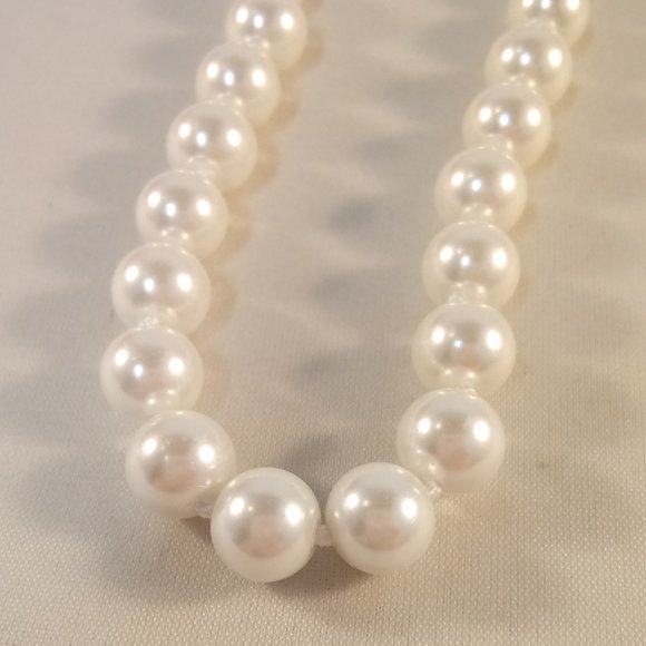 Natural 8mm South Sea Shell Pearl Necklace AAA 18" White Gold Diamond Clasp - Picture 2 of 3